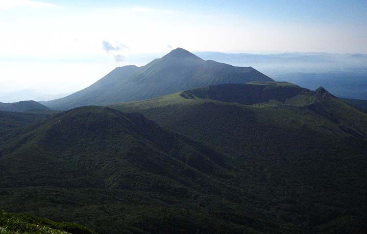 英気を養う登山。「霧島連山」に挑むアウトドア