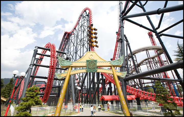 日本屈指のアミューズメントパーク！　山梨・富士急ハイランド